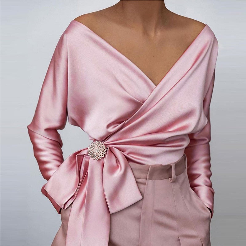 Blouse satinée femme – Élégante blouse off-shoulder rose avec ceinture taille